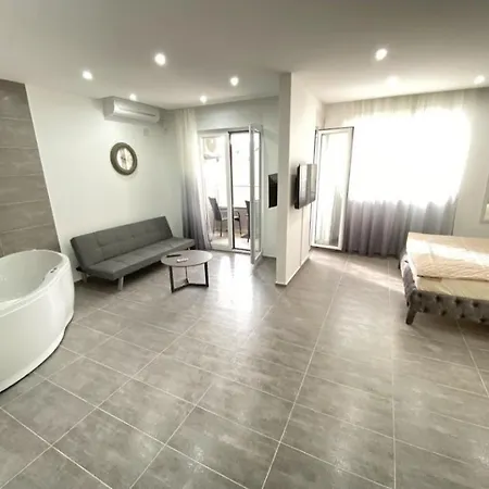 Nika With Jacuzzi Appartement *